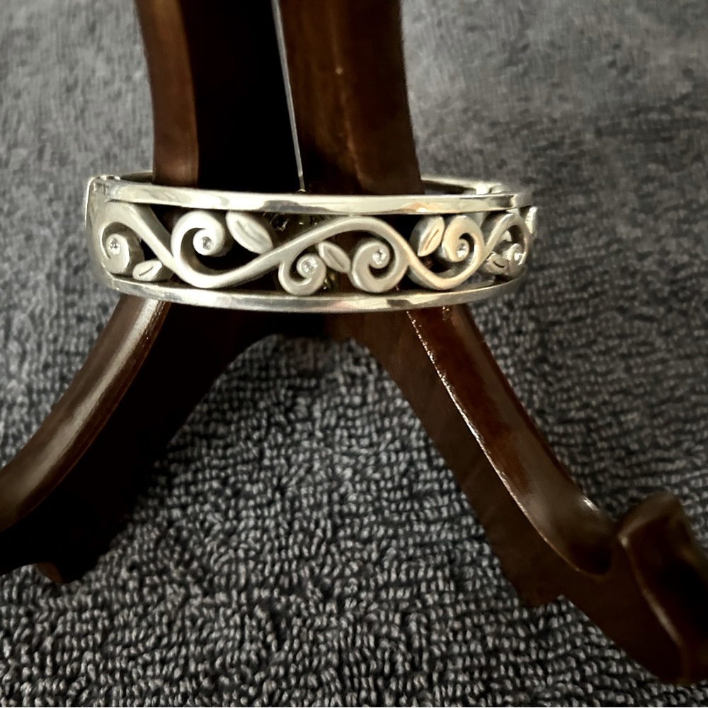 Brighton Jewelry 

Silver Swirl Cuff Bracelet in great condition!